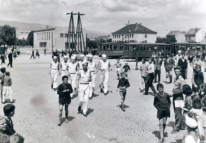 Trčanje Titove štafete na Trešnjevačkom trgu [autor nepoznat]